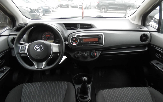 Toyota Yaris cena 9900 przebieg: 298000, rok produkcji 2013 z Lubień Kujawski małe 326